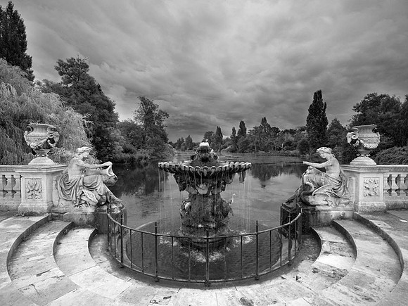 V4BW1  Italian Gardens, Kensington Park, London
